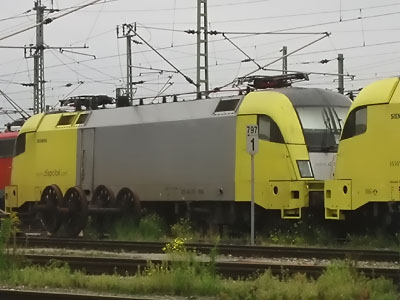 Die Siemens Dispo-Lok ES 64 U2-004 am 01.09.02 im Bw München Hbf. Man beachte die Räder vor der Lok!