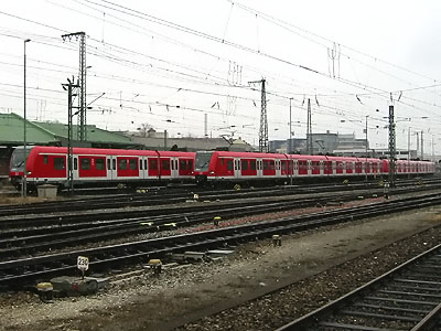 Mehrere neue S-Bahnen am 21.02.02 in Mnchen Ost